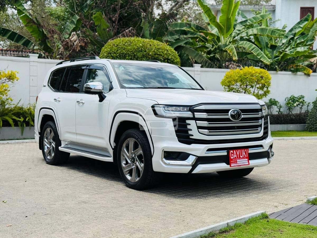 Toyota Land Cruiser Sahara Modelista 2024 