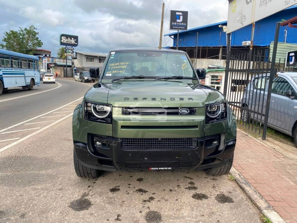 Land Rover Defender P300 2026 